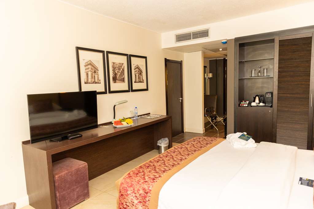 golden tulip accra
