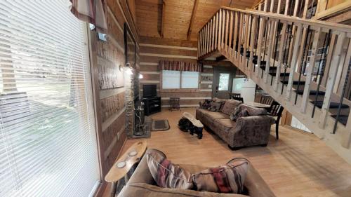 A Love Shack 1 Bedroom Cabin By Redawning,,3.5 star