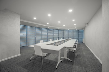 meta business hotel