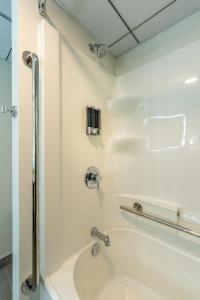 quality inn sunshine suites