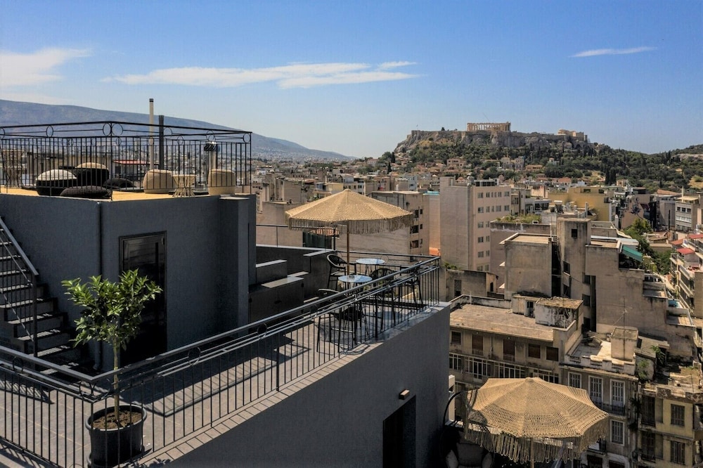 play theatrou athens