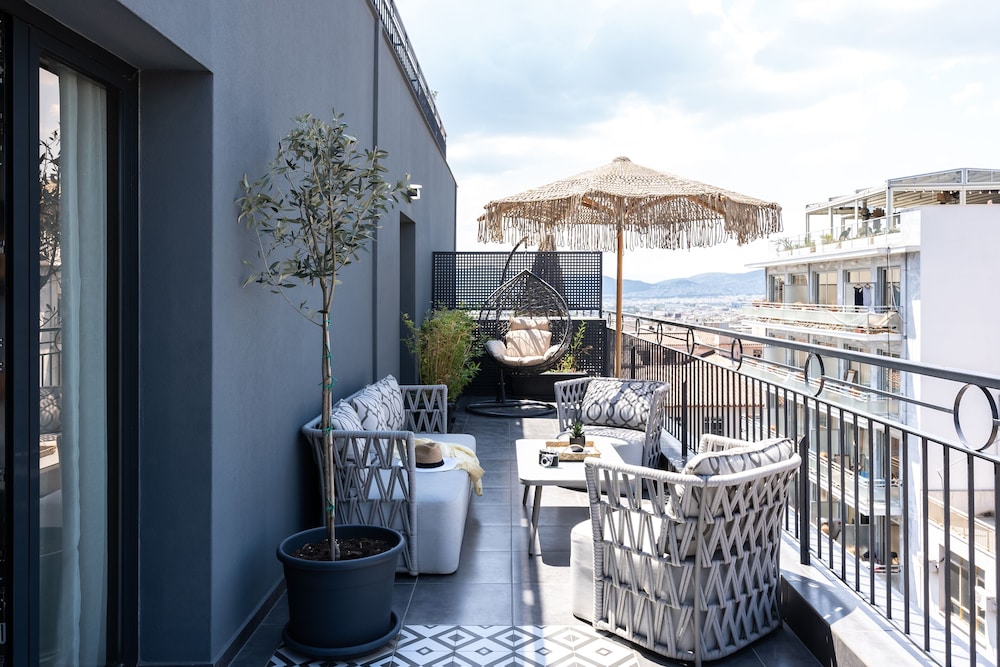 play theatrou athens