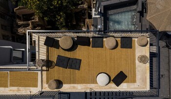 play theatrou athens