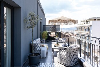 play theatrou athens