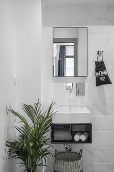 play theatrou athens