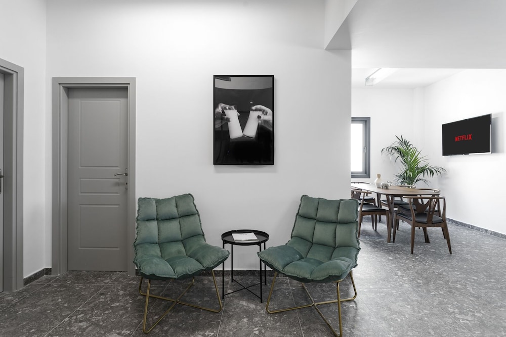 play theatrou athens