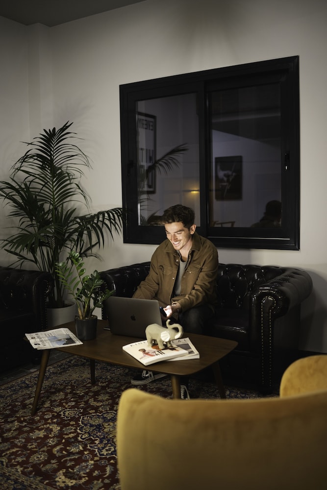 play theatrou athens