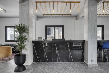 play theatrou athens