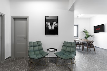 play theatrou athens