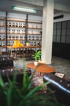 play theatrou athens