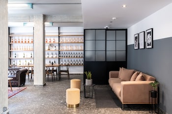 play theatrou athens