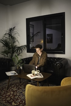 play theatrou athens