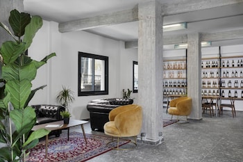 play theatrou athens