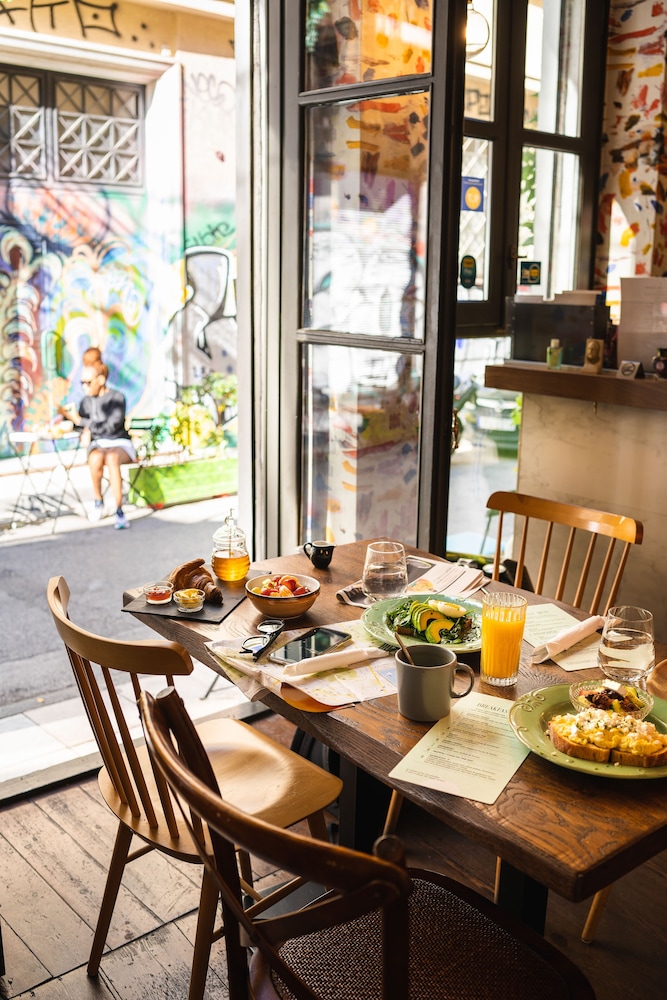 play theatrou athens