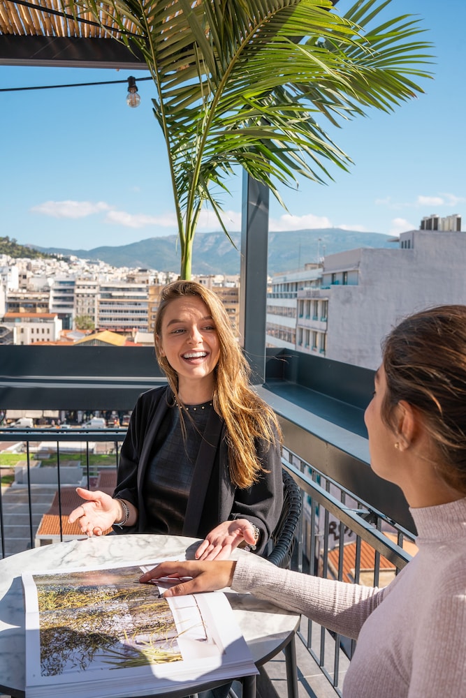 play theatrou athens