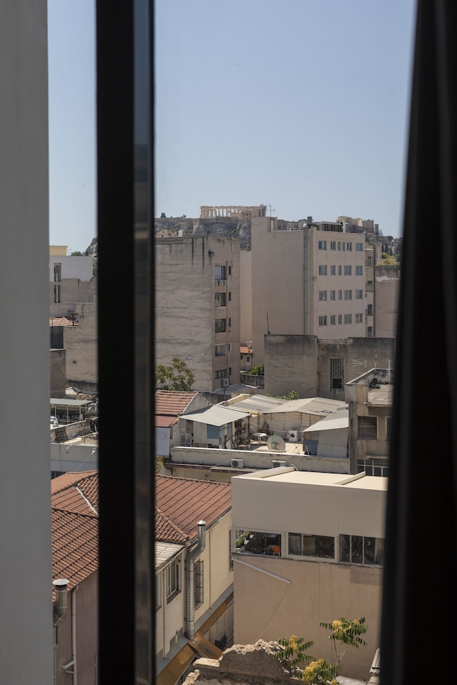 play theatrou athens