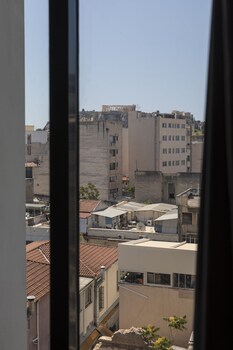 play theatrou athens