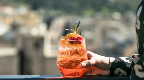 play theatrou athens