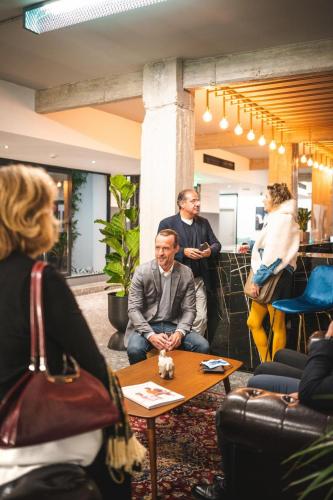 play theatrou athens