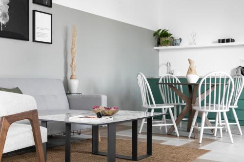 play theatrou athens