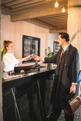 play theatrou athens