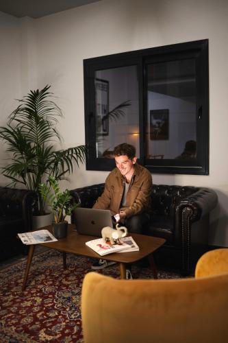 play theatrou athens