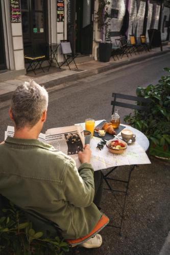 play theatrou athens