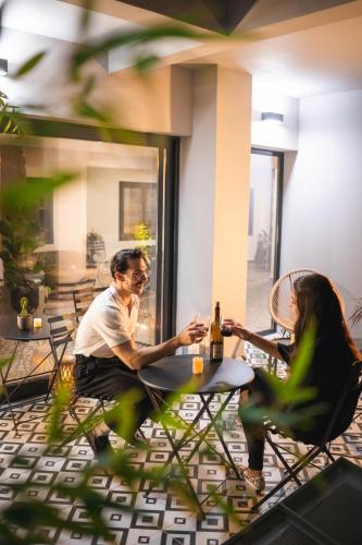 play theatrou athens