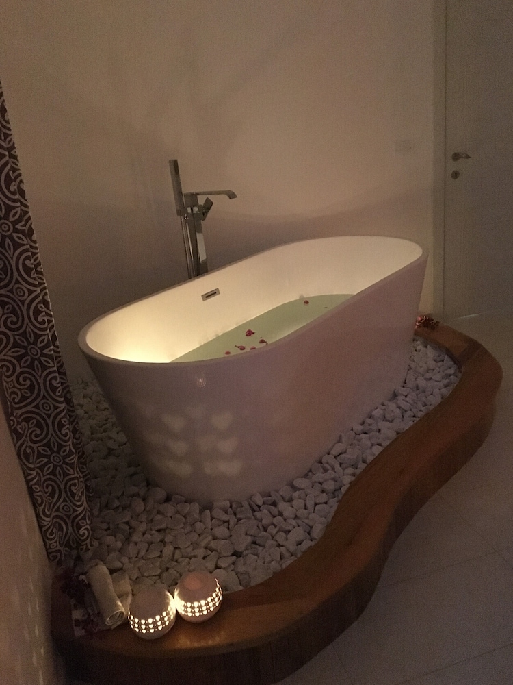 intra rooms
