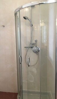intra rooms