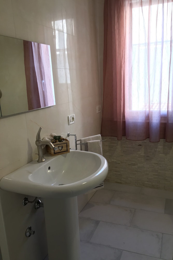 intra rooms