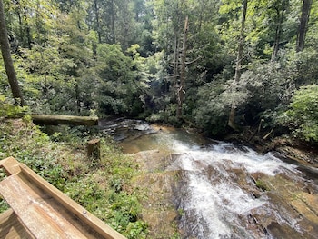 The Cascades Inn,,3 star