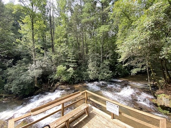 The Cascades Inn,,3 star