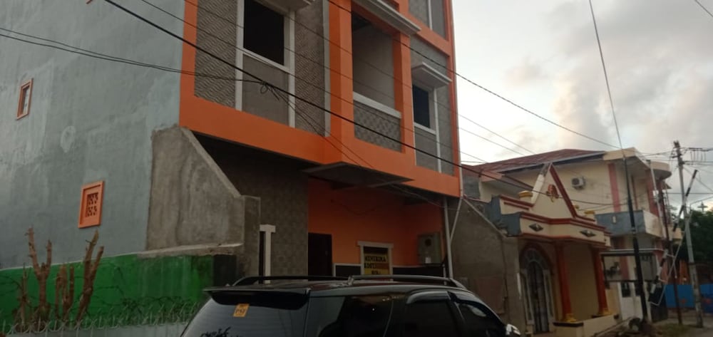 spot on 2831 pondok orange family