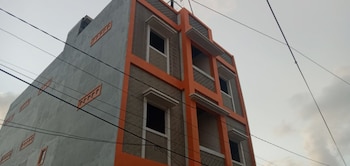 spot on 2831 pondok orange family