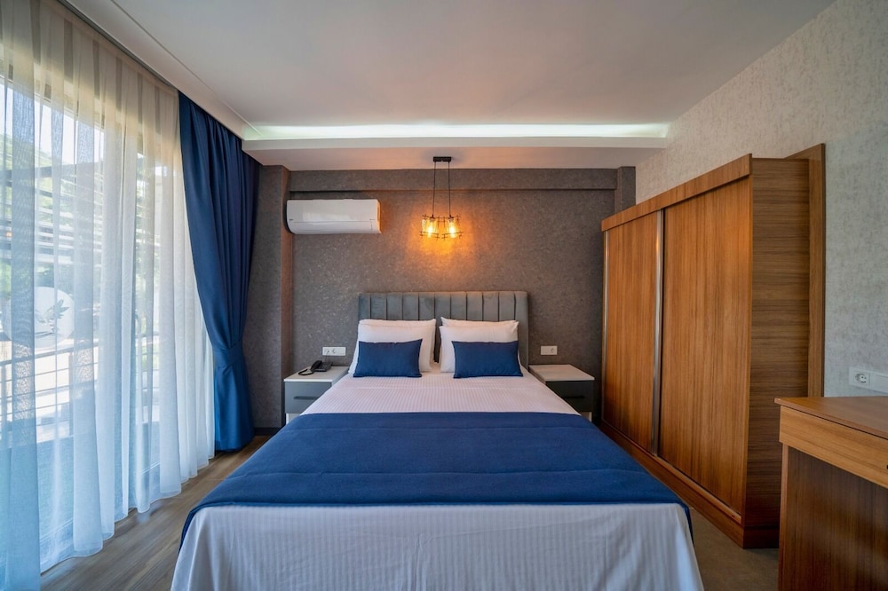 the halcyon rooms and suites hotel