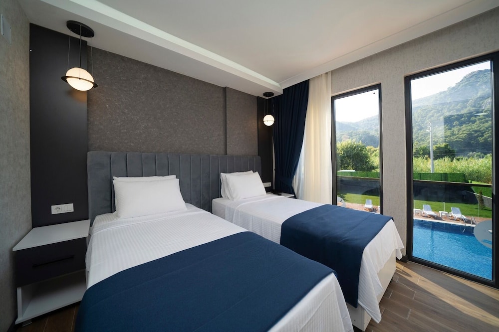 the halcyon rooms and suites hotel