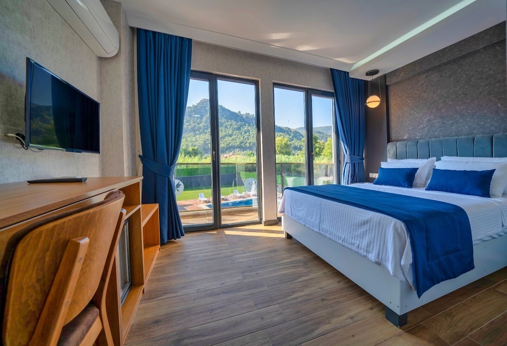 the halcyon rooms and suites hotel