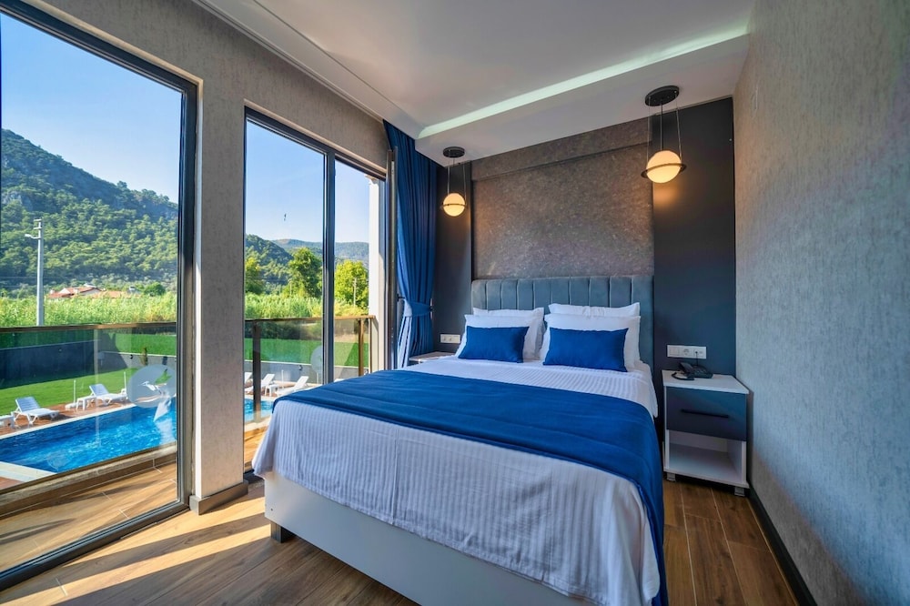the halcyon rooms and suites hotel