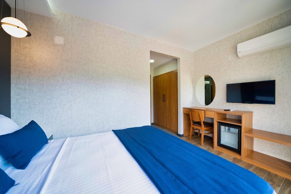 the halcyon rooms and suites hotel