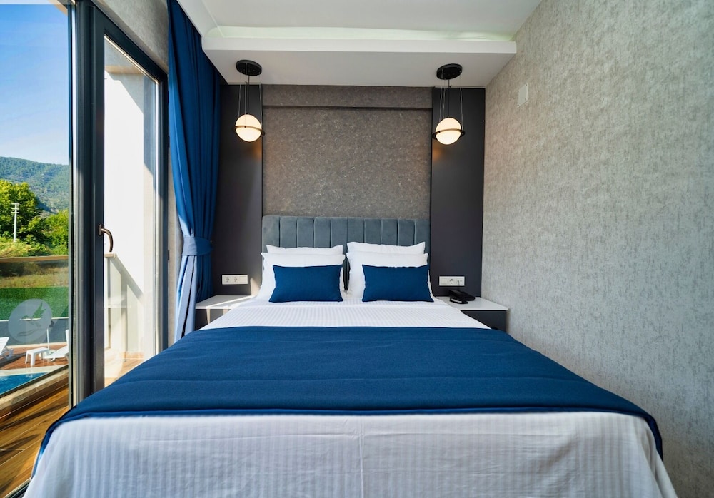 the halcyon rooms and suites hotel