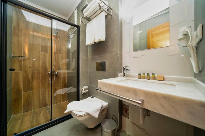 the halcyon rooms and suites hotel