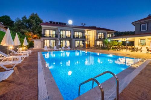 the halcyon rooms and suites hotel