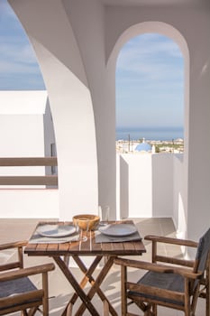 amphitrite suites santorini