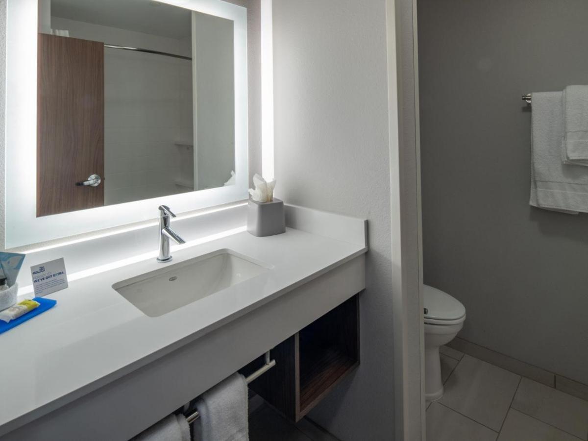 holiday inn express and suites little rock downtown