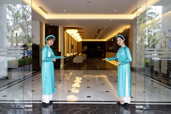 white lotus hue hotel