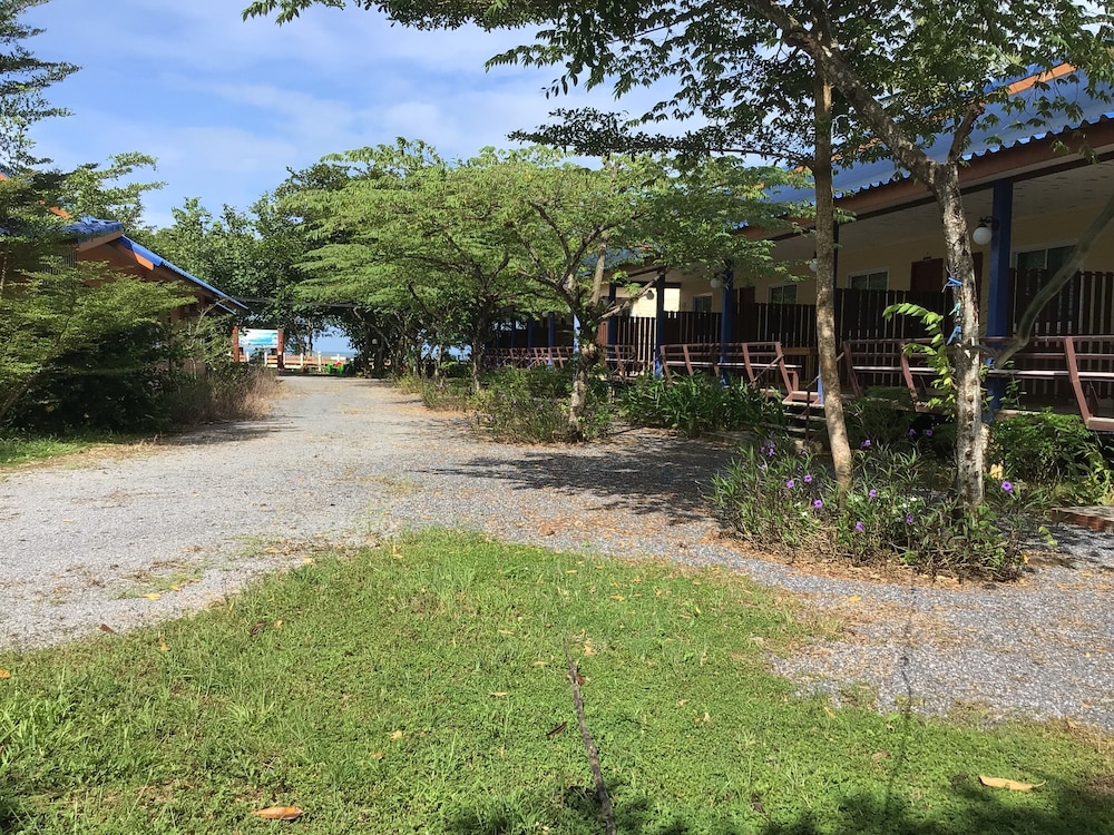 ban chomlay resort satun