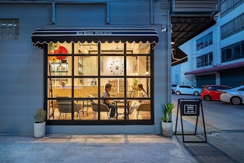 siam subway hostel and cafe