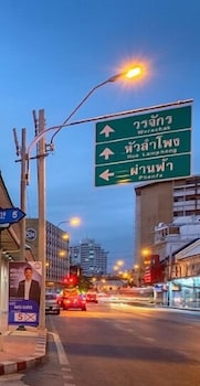 siam subway hostel and cafe