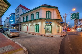 siam subway hostel and cafe
